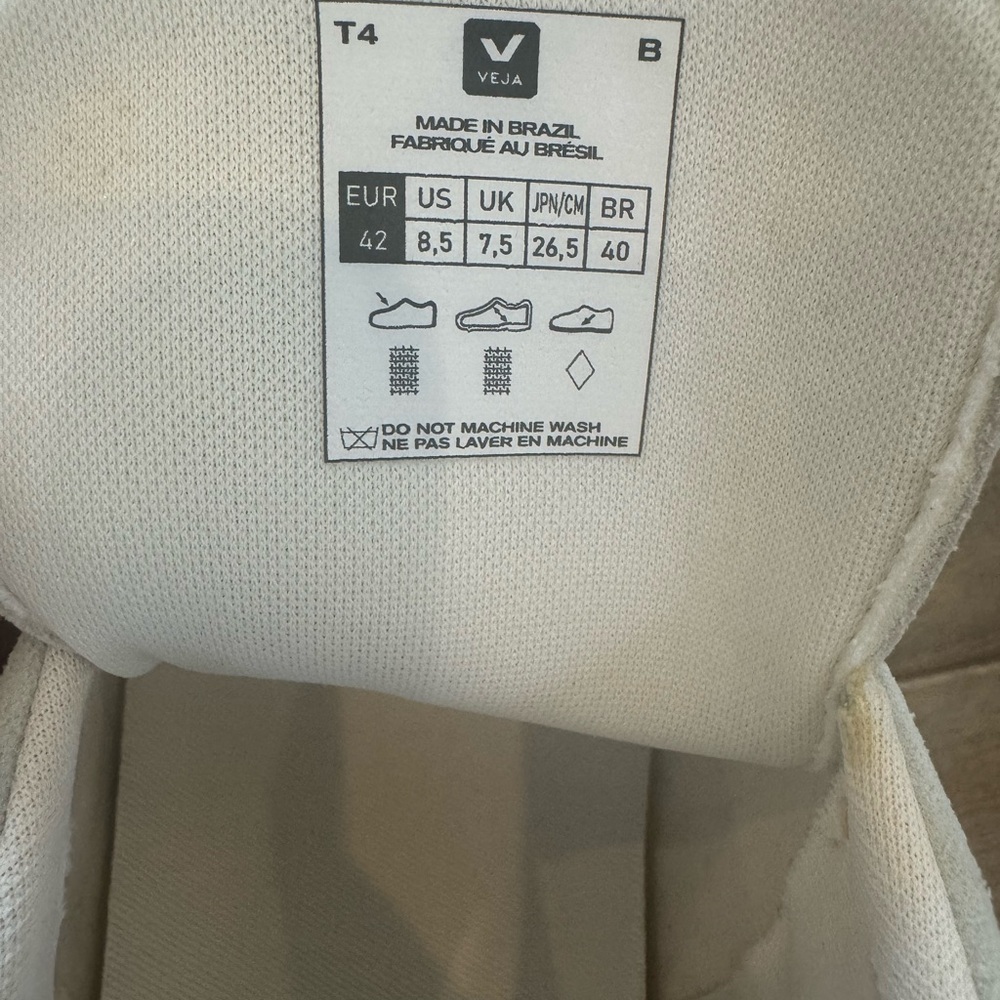 Veja Off-White Sneakers with Black Details - Picture 5 of 6